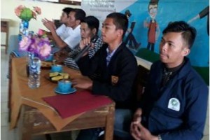 Sejumlah mahasiswa yang tergabung dalam Keluarga Mahasiswa Kuningan (Kamuning) UIN Sunan Gunung Djati Bandung ssaat Baksos Di Darma.